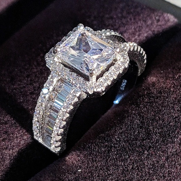 NEW 925 STERLING SILVER DIAMOND ENGAGEMENT RING, CUTE RING, SHINY RING. - Picture 2 of 3